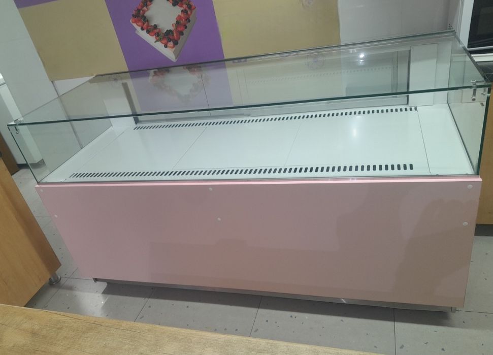 Продам витрину кондитерскую