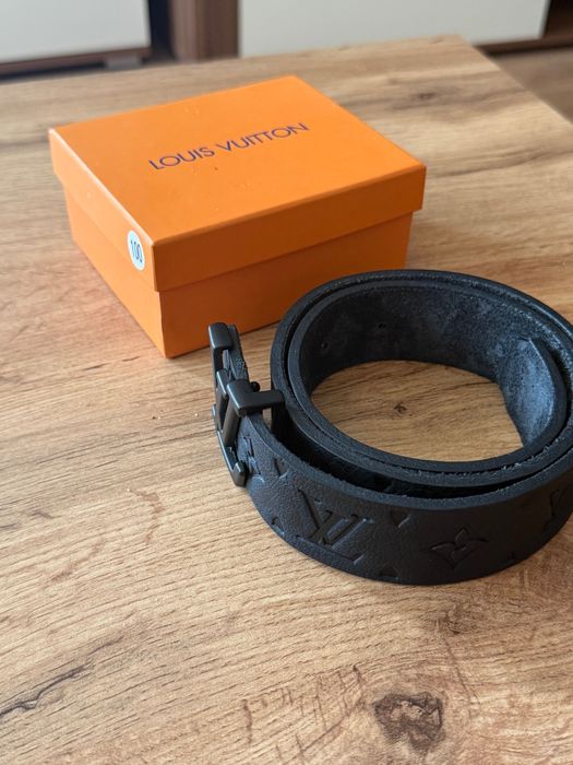 Louis Vuitton LV Initiales 40 mm с черна матова катарама