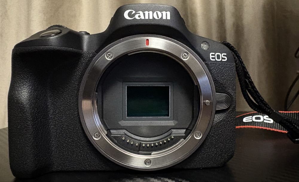 Canon EOS R50 + 18-45mm + accesorii + a2a baterie - aproximativ 3000 cadre/Garanție altex