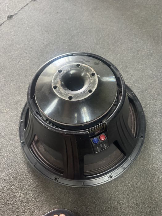 Vand doua topuri doua boxe cu doi basi 1200w cu 300 w
