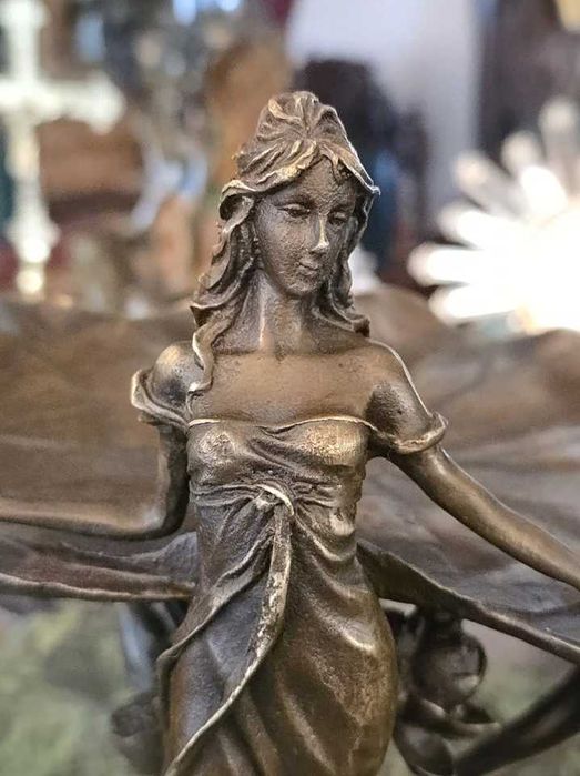 Fructiera art-nouveau din bronz pe soclu de marmura.