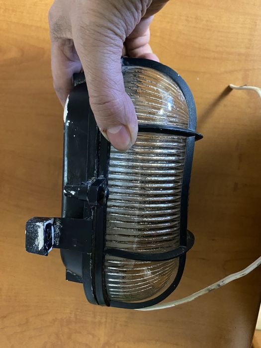 Lampa exterior, cu abajur de  sticla groasa