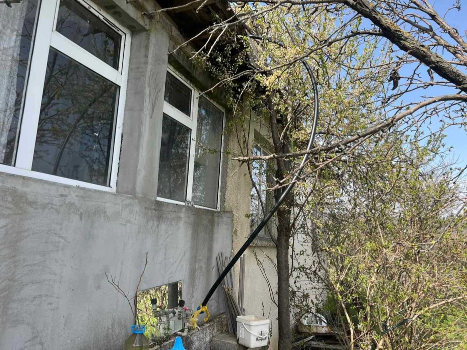 ПРОДАВА СЕ: Голям имот с къща, две допълнителни сгради и 1.7 дка земя в с. Разбойна