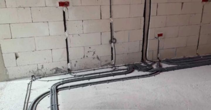 Electrician instalații electrice Montaj . Intervenții