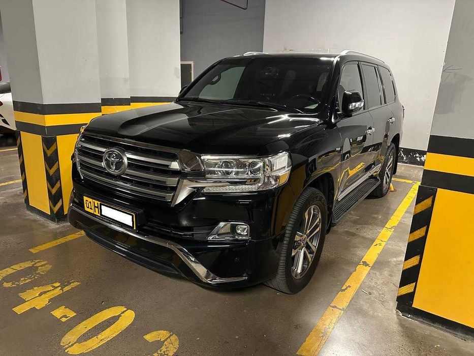 Toyota Landcruiser LC200 GXR V6 2017 года выпуска.