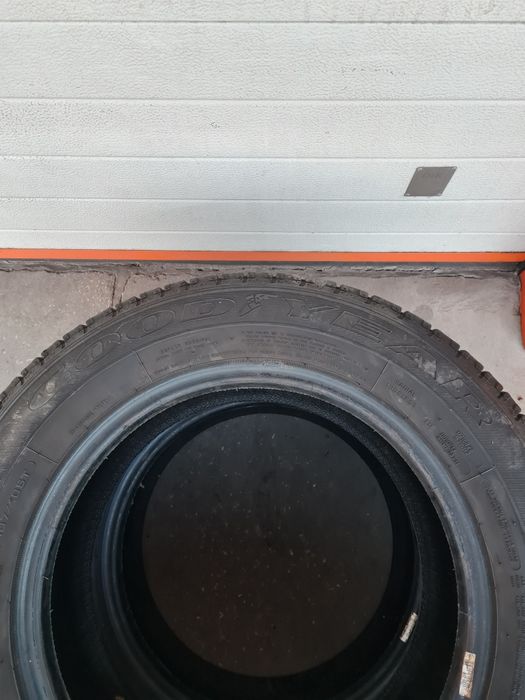 Зимни гуми 2 броя за Бус GOODYEAR CargoVector 205 65 R16C дот 3421