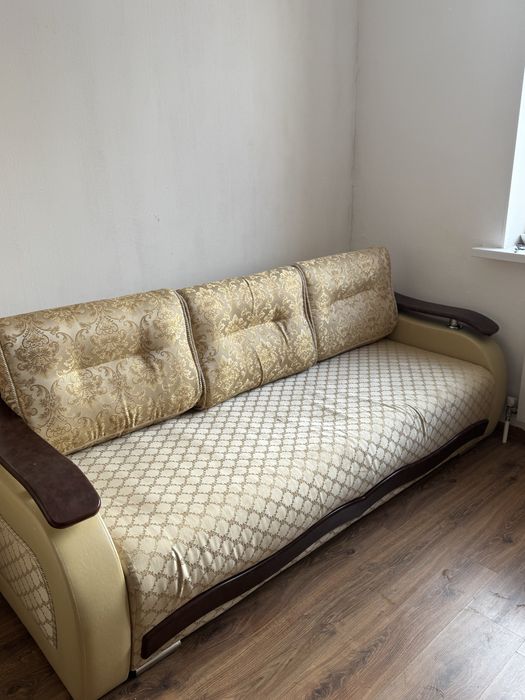 Продаю диван в нормальном состоянии