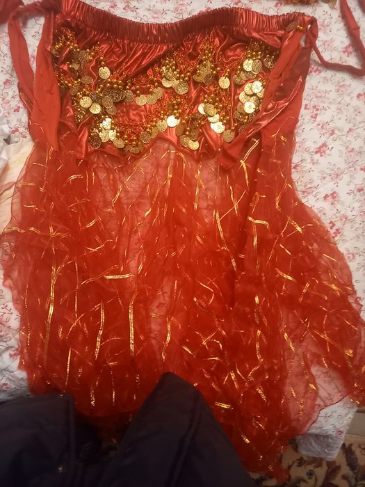 Rochite dansuri orientale ,de culoare rosie si aurie