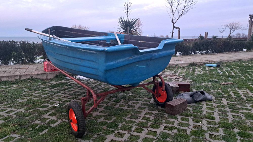 Продавам малка лодка