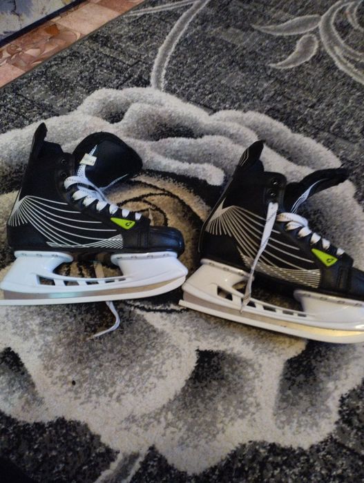 Продам хоккейные коньки 42 размер почти новые откотал один сезон
