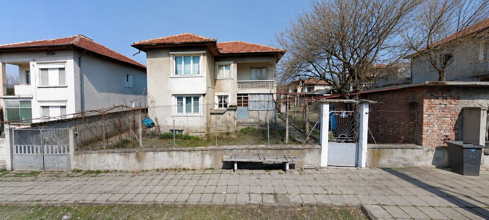 Продавам къща на два етажа