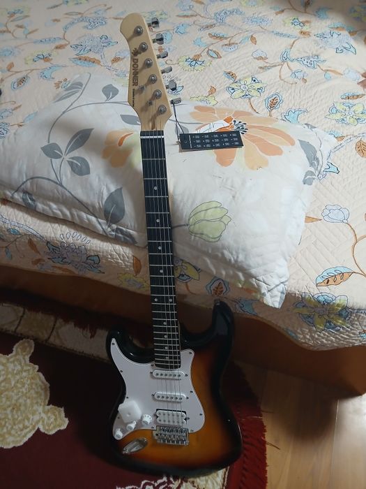 Vând chitara donner