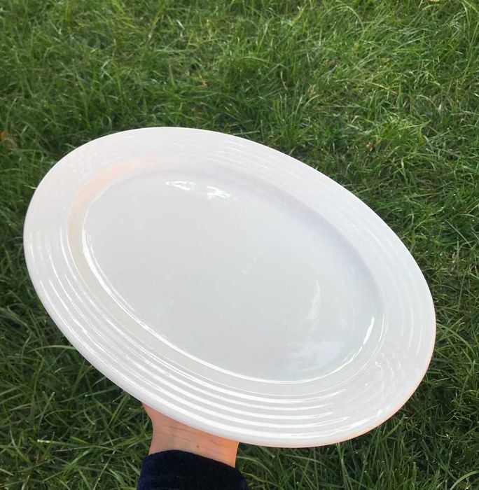 Белая овальная тарелка