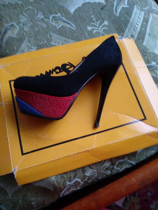 Продаются шикарные женские замшевые туфли на каблуке