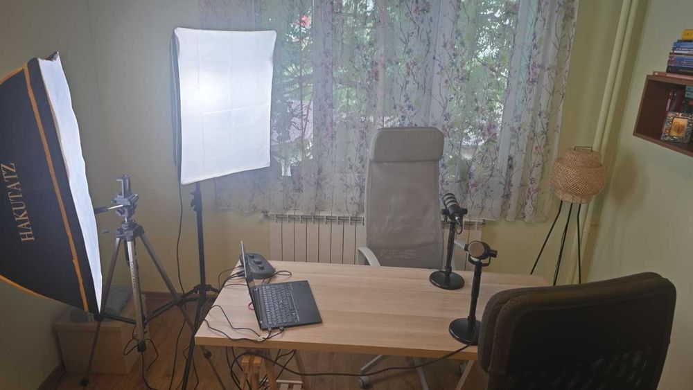 Remote Podcast in locatia ta pentru pana la trei participanti (lumini si microfoane)