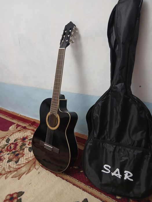 Klassik gitara sotiladi