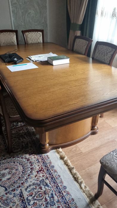 Стол и комплект для гостиной