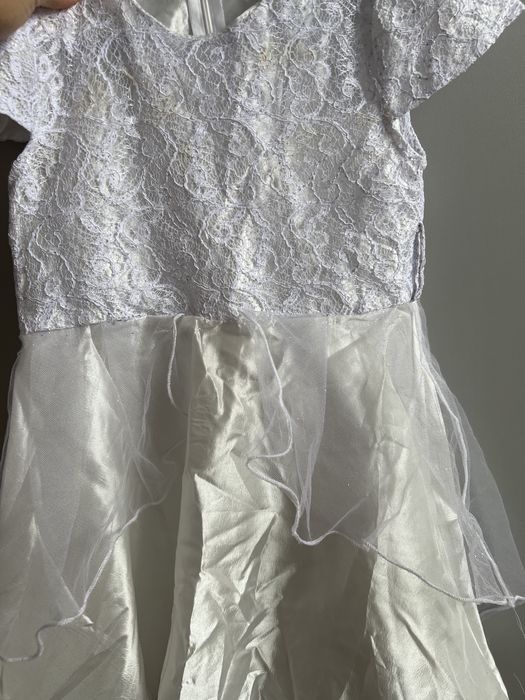 Белое платья на 4-6 лет