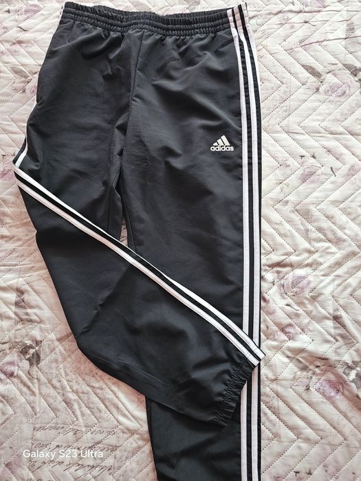 Продавам анцунг адидас