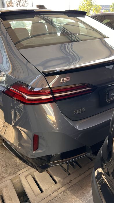 BMW i5 35L srochniy sotiladi