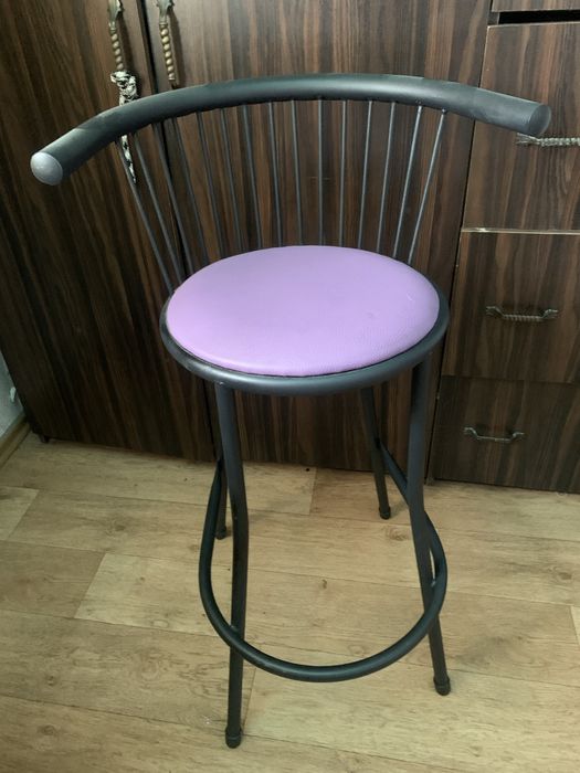 Продам барный стул и стол для девочки