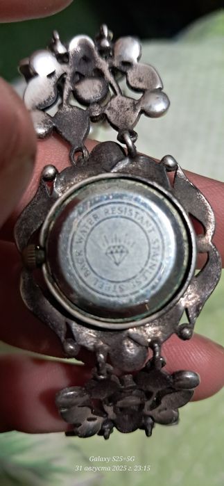 Продам женские серебряные часы.