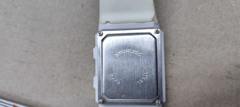 ceas digital cu leduri LED WATCH curea alba functioneaza perfect