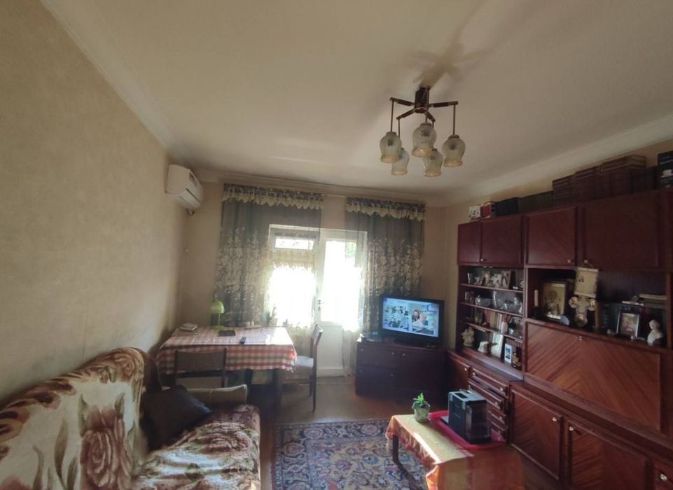 Срочно Продаётся Бобур 1/4/4 без ремонта без мебелья  локации топ !