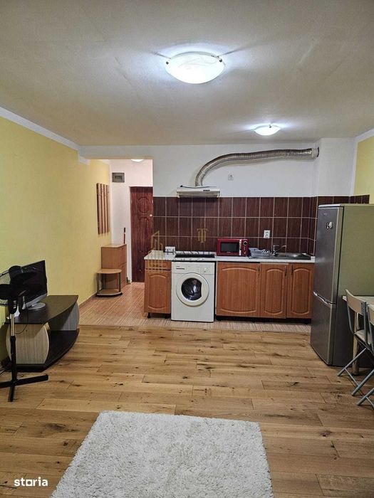 Garsoniera spatioasa la etaj intermediar, bloc cu Lift, Zona Broscarie