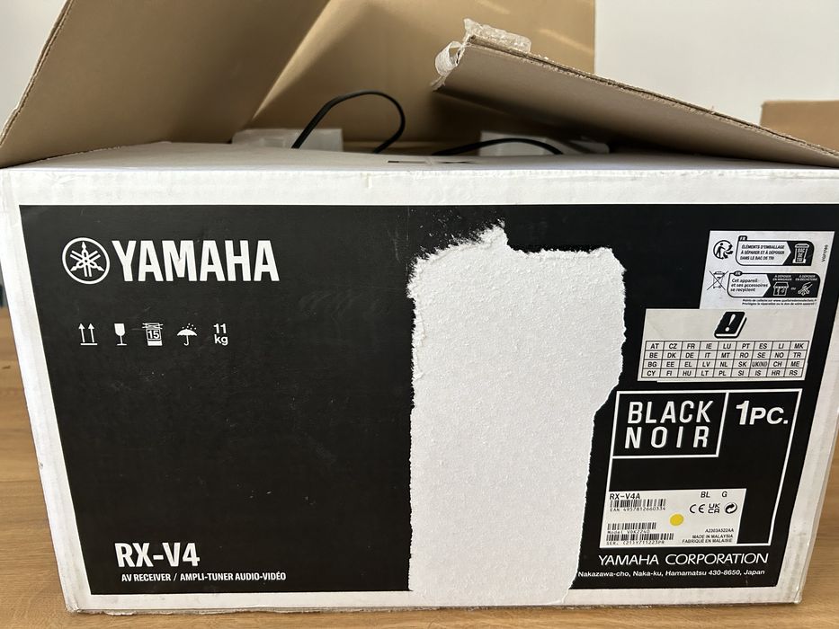 Vând receiver AV Yamaha RX-V673, un model apreciat pentru calitatea sunetului și fiabilitate, ideal pentru sisteme home cinema sau audio de calitate.