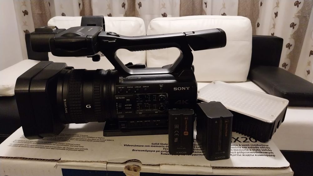 Vând camera video Sony NX 200