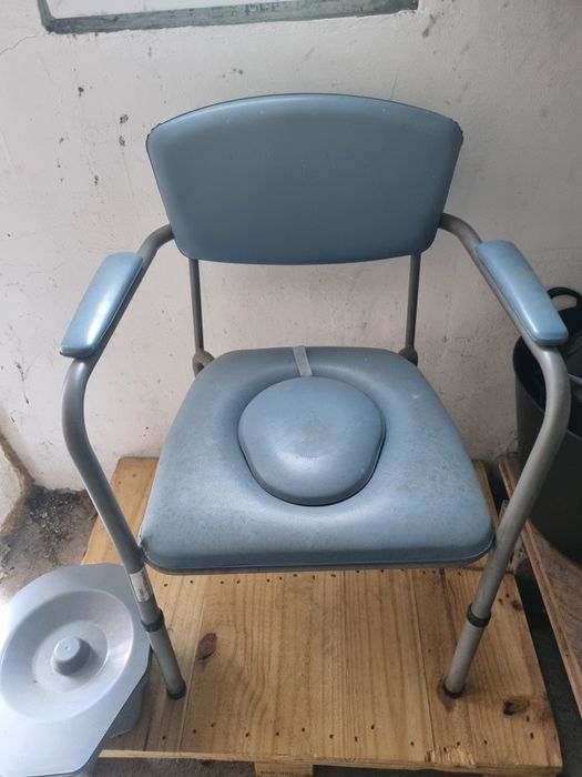 Scaun cu vas WC în stare foarte bună