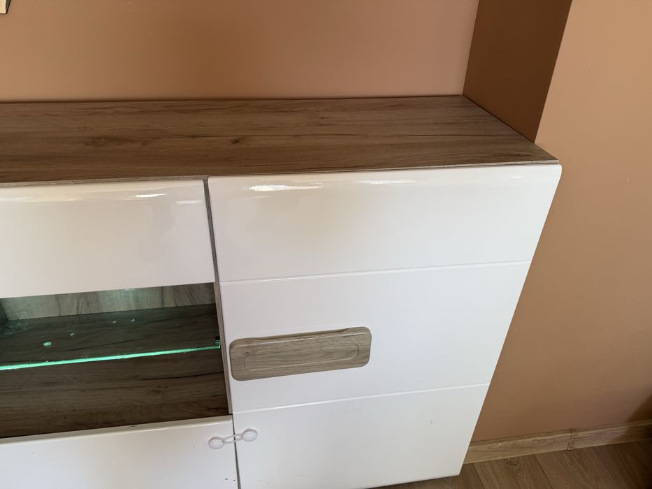 Продавам скрин бял гланц и ПДЧ