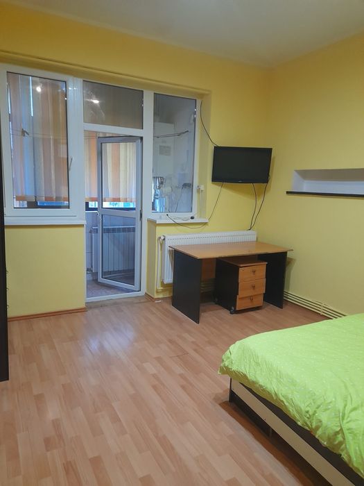 De inchiriat apartament  decomandat, 42 mp, central ,parter.