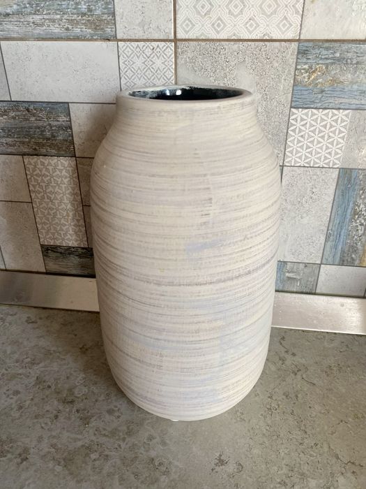 Vaza ceramica cu dimensiunea de 24.5 cm
