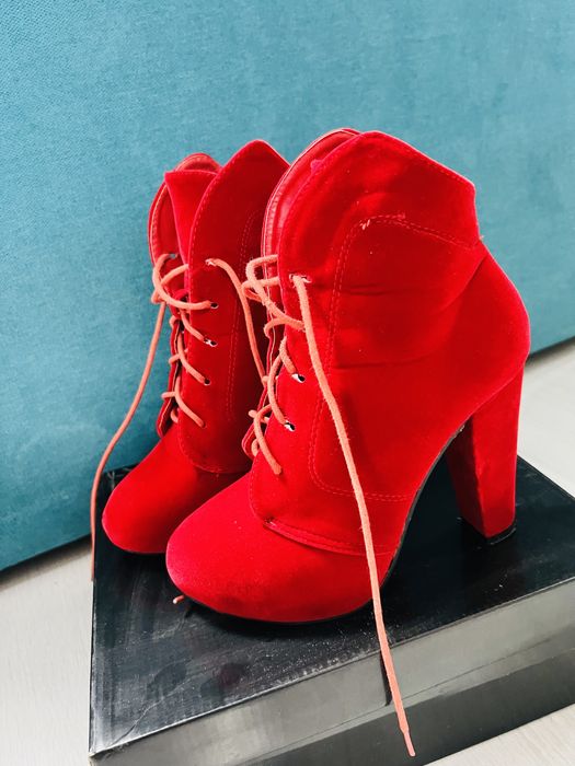 Pantofi cu toc superbi