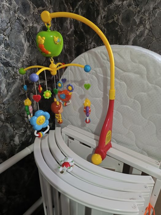 Продаётся музыкальная карусель игрушка