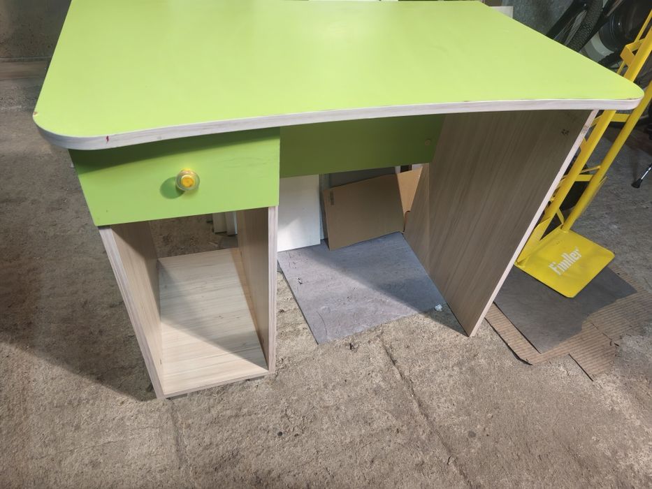 Компютърно бюро със стол