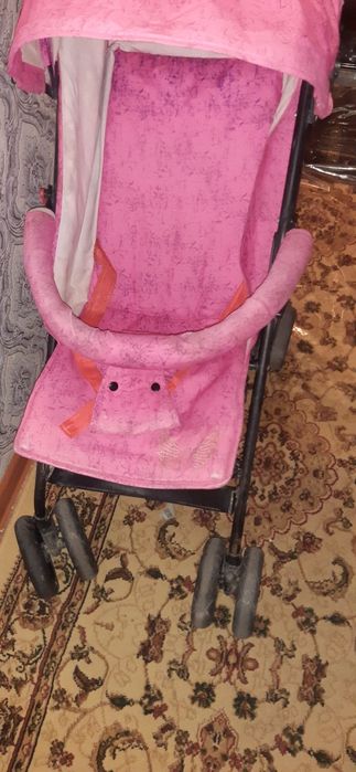 Детская коляска розового цвета