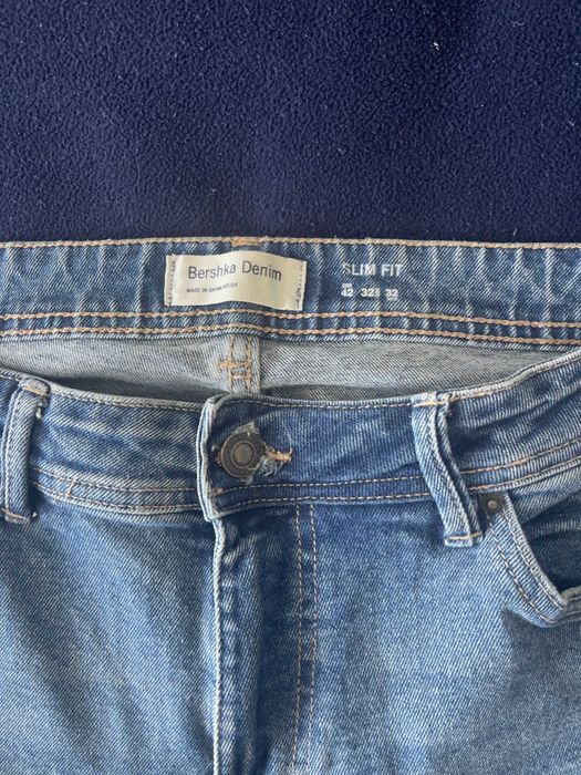 Blugi Bershka, 42, barbati, albastru, conditie excelenta