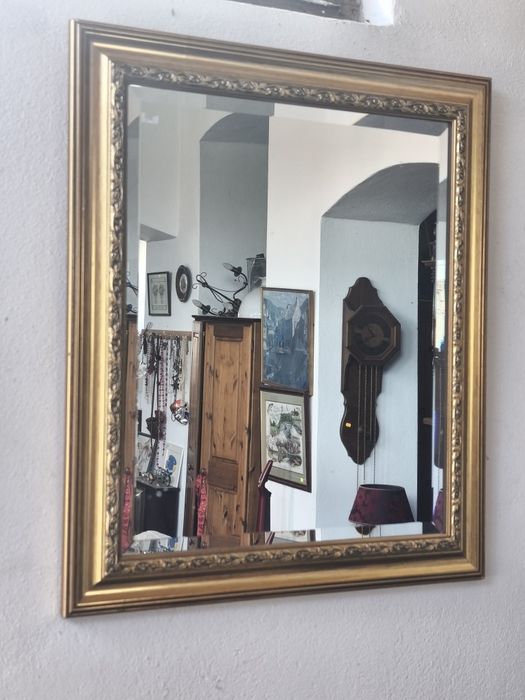 Oglinda de perete cu ramă aurie