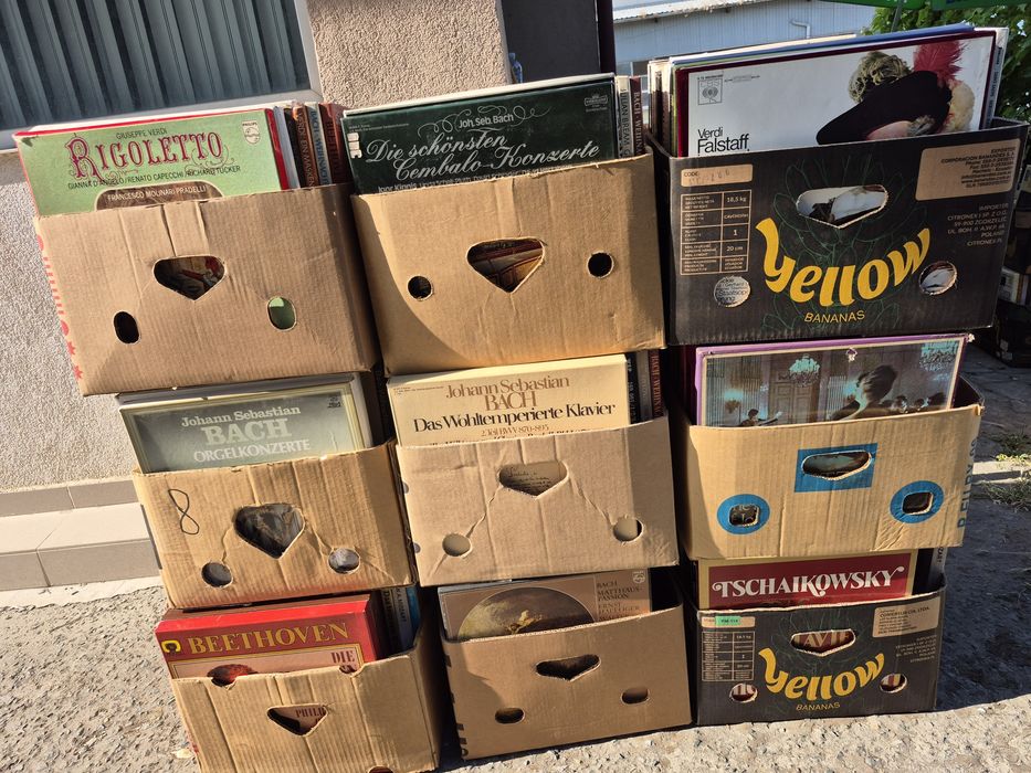 Vând 150lp colecție de viniluri muzică clasică, Colecțile sunt în stare buna, perfectă pentru pasionații de muzică clasică.