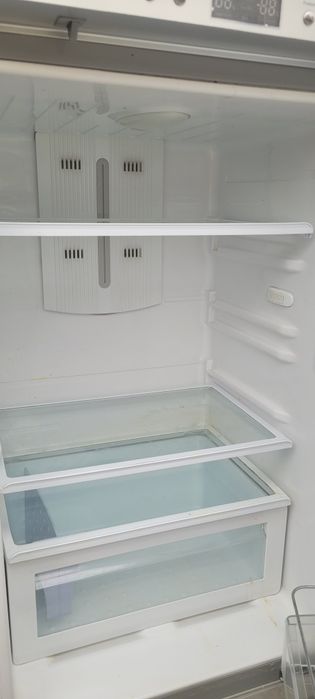 Холодильник работает морозилка