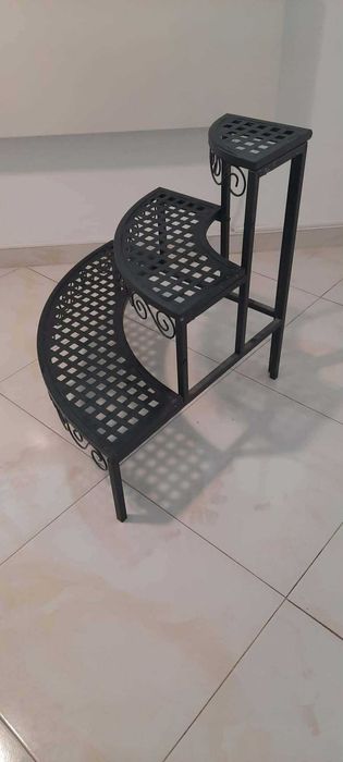 Метален цветарник за ъгъл