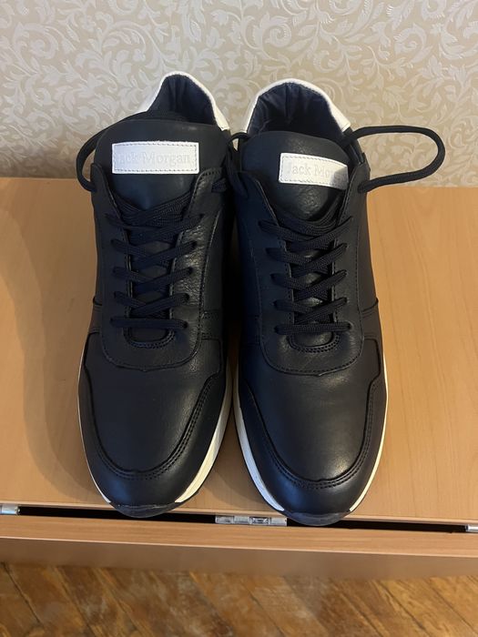 Продам мужские кроссовки