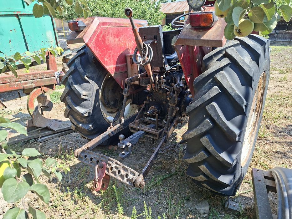 Tractor  U 445  cu plug și remorcă