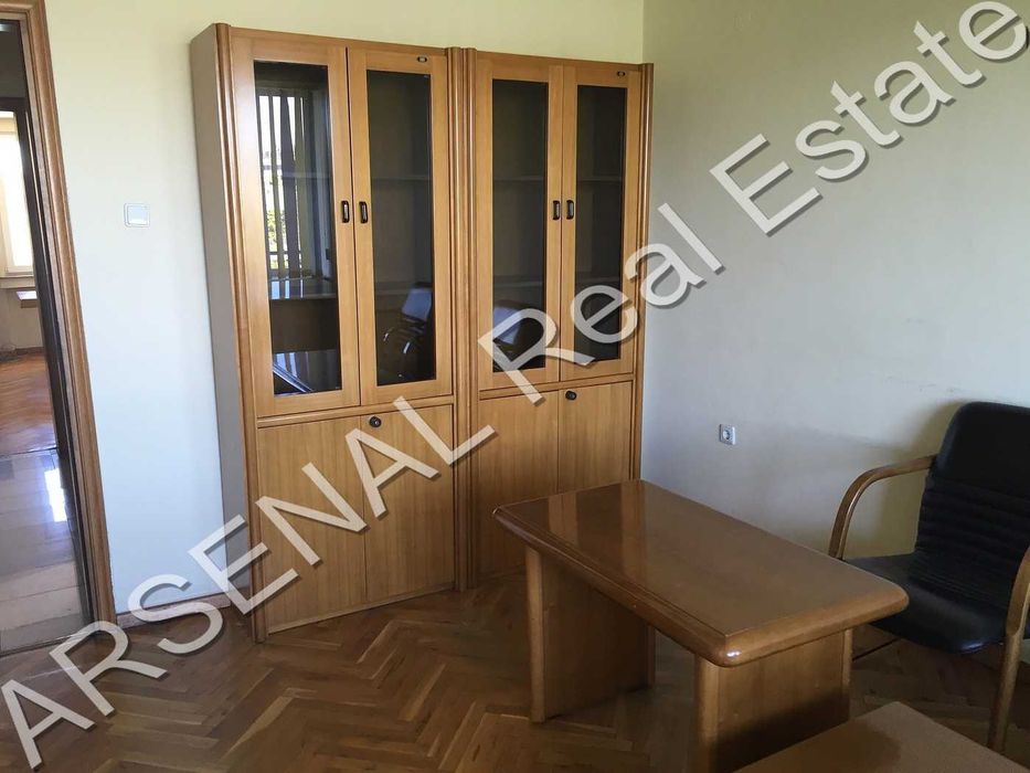 Офис под наем, Център