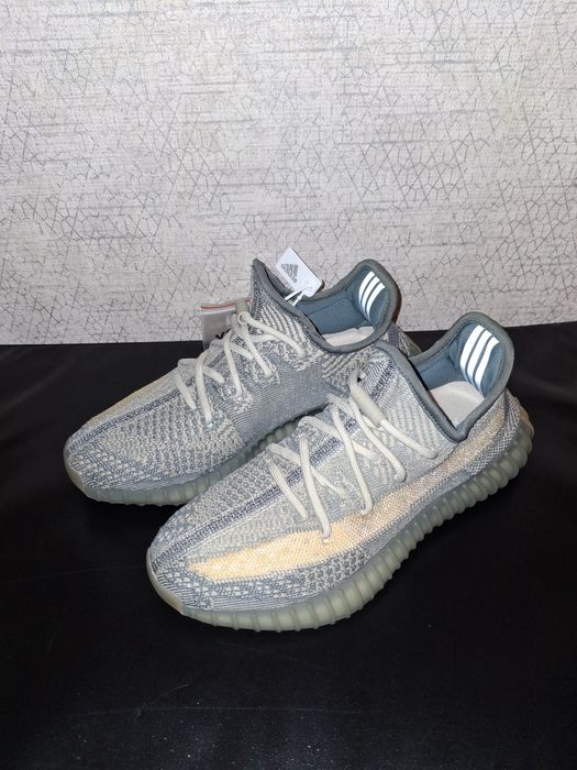 Yeezy Isafril noi cu etichetă