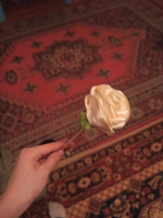 Розы из атласной ленты