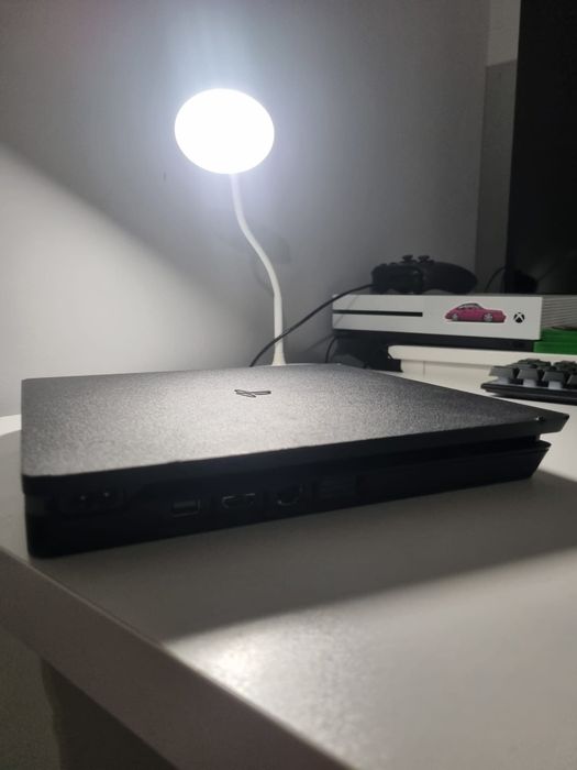Vând ps 4 slim , 2 manete +3 jocuri